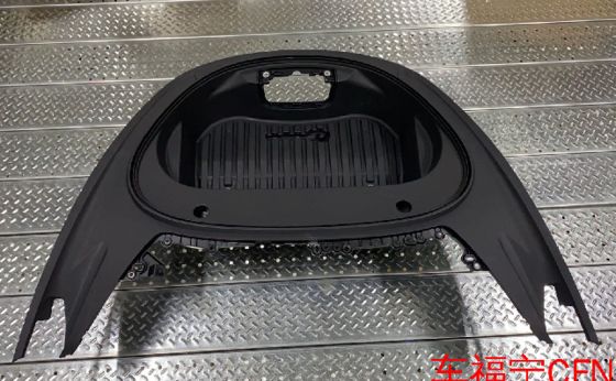 Το Tesla Model 3 2021 Frunk Assembly 1645350-00-A Μαύρο πλαστικό κάλυμμα