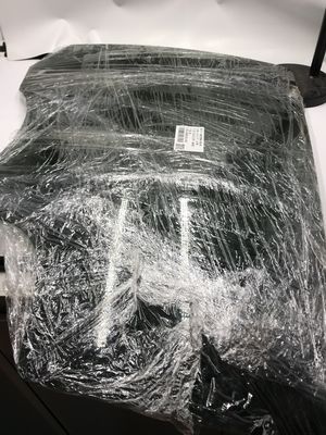 Το γυάλινο γυαλί με το δεξί χέρι.