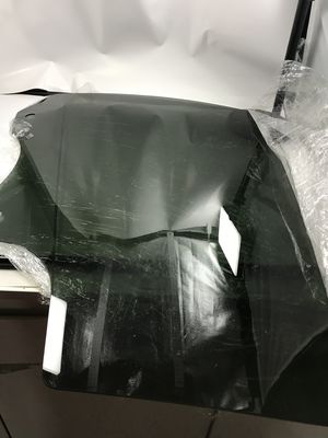 Το γυάλινο γυαλί με το δεξί χέρι.