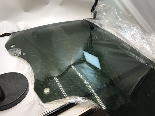 Το γυάλινο γυαλί με το δεξί χέρι.