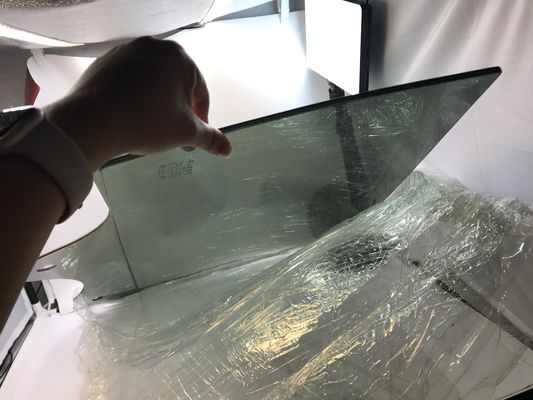 Το γυάλινο γυαλί με το δεξί χέρι.